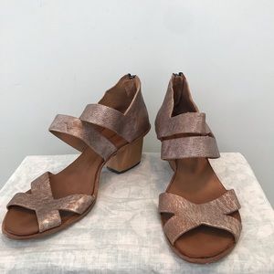 CYDWOQ Snatch heel sandal